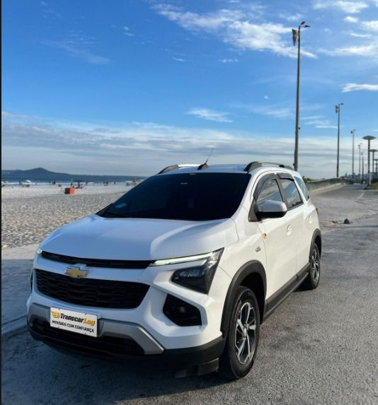 Carro de luxo atravessando ponte no Rio de Janeiro