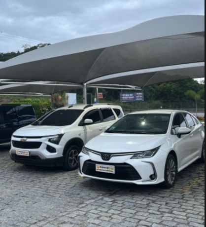 Frente de um carro esportivo azul
