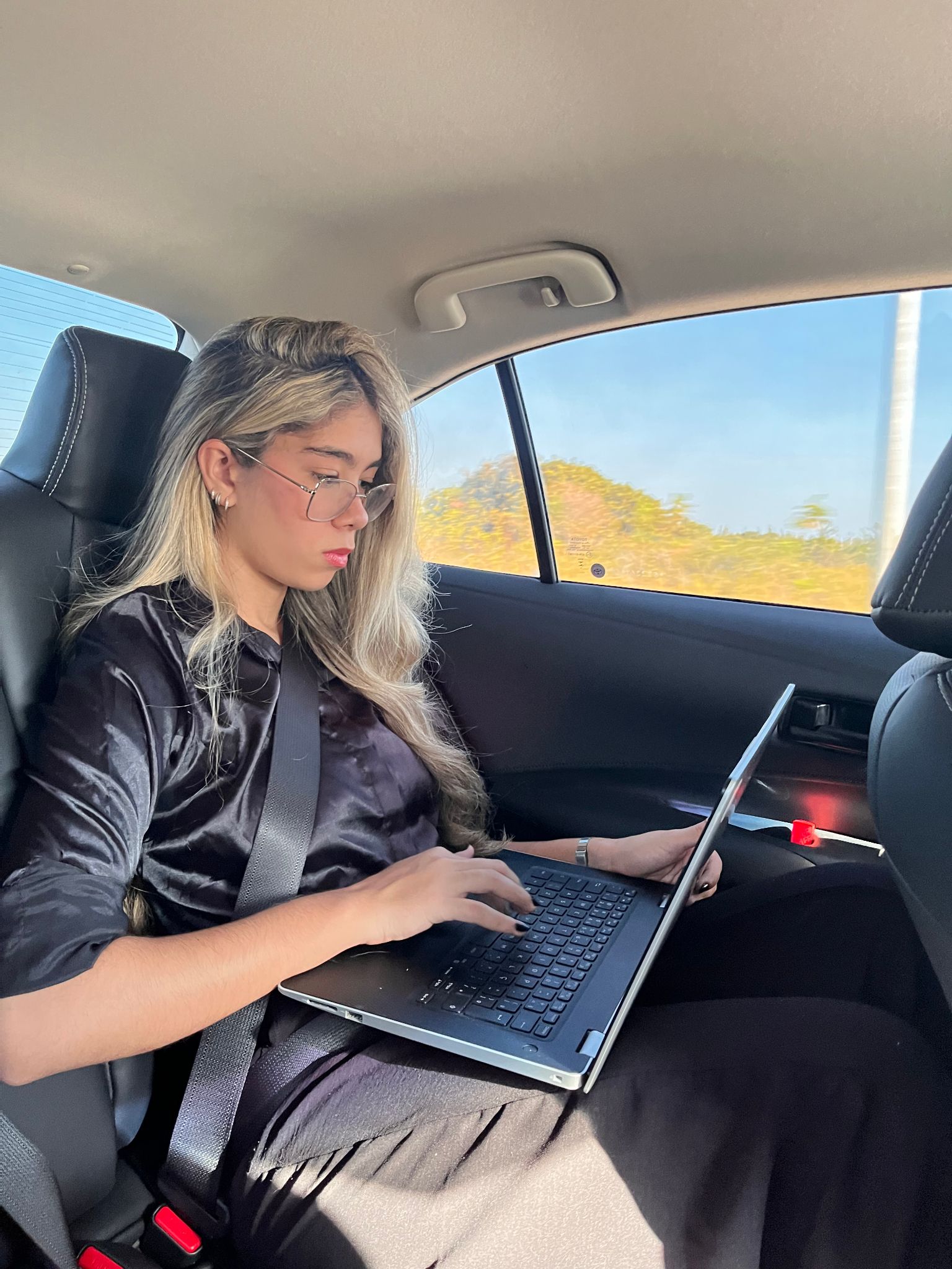 Traseira de um carro esportivo preto